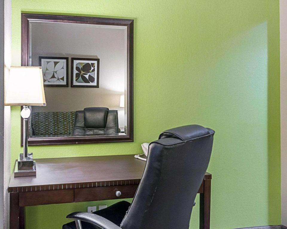 Quality Suites Sulphur Buitenkant foto