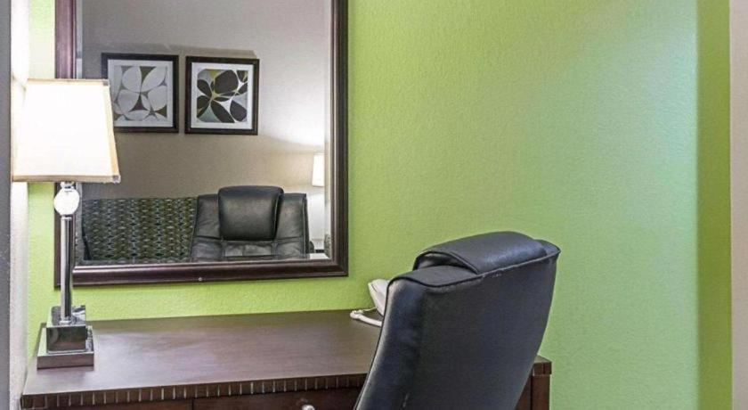 Quality Suites Sulphur Buitenkant foto