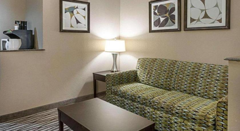 Quality Suites Sulphur Buitenkant foto