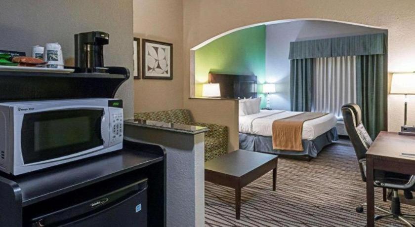 Quality Suites Sulphur Buitenkant foto