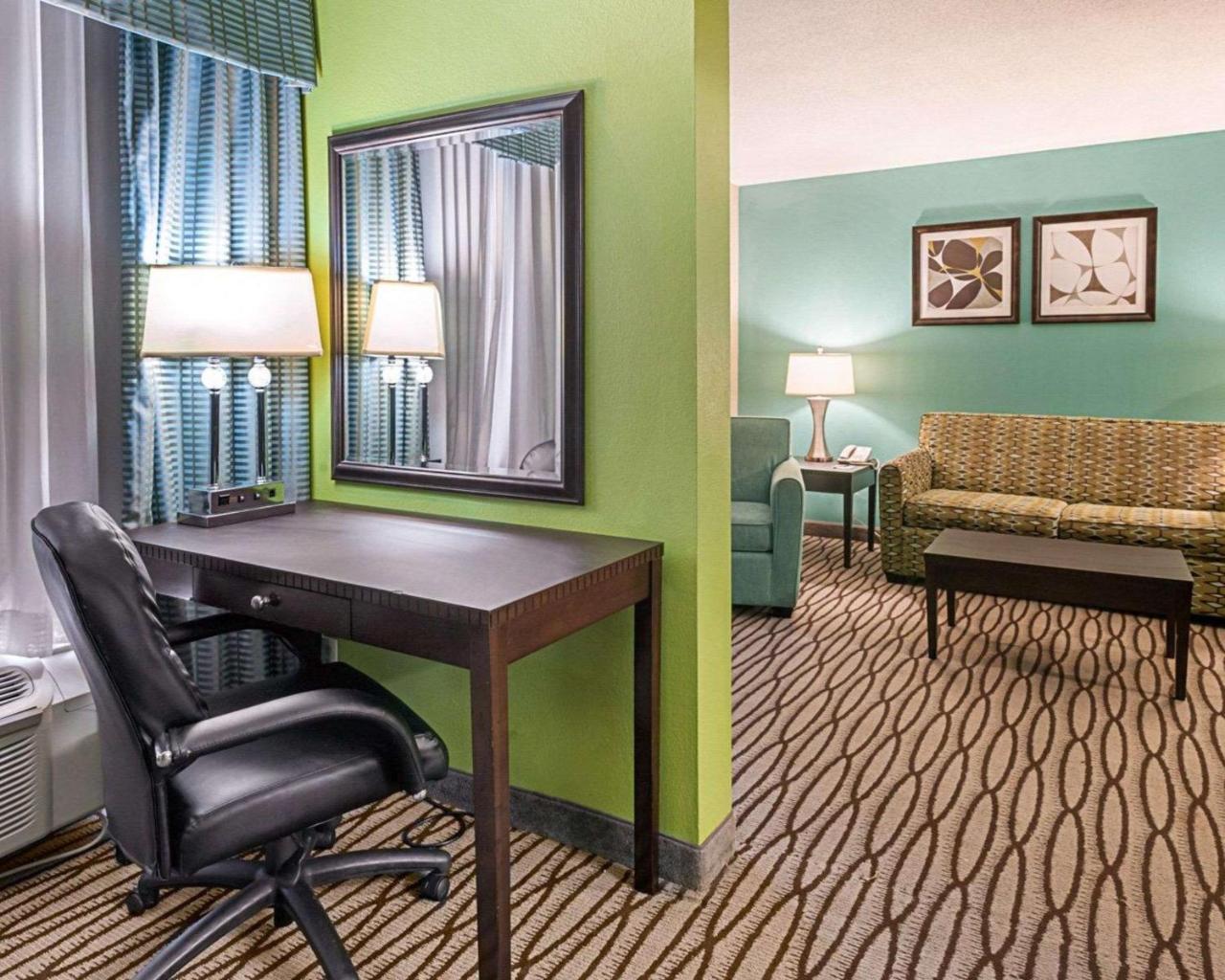 Quality Suites Sulphur Buitenkant foto