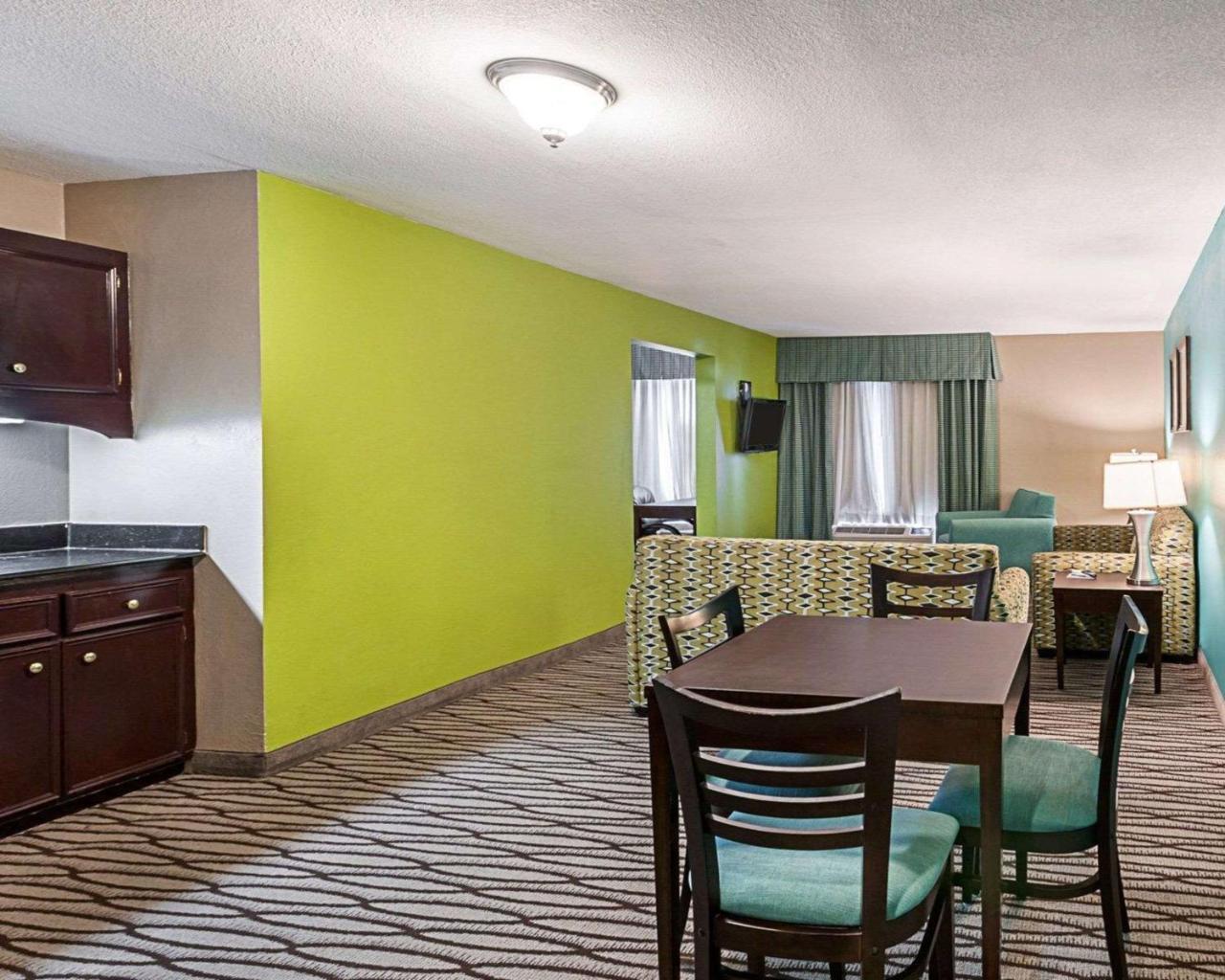 Quality Suites Sulphur Buitenkant foto