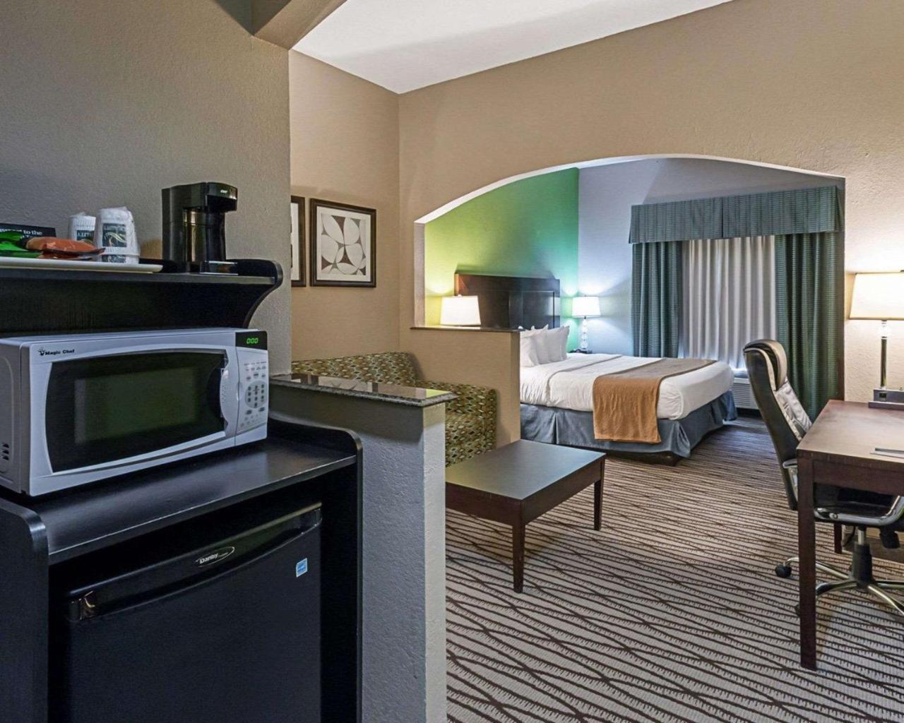 Quality Suites Sulphur Buitenkant foto