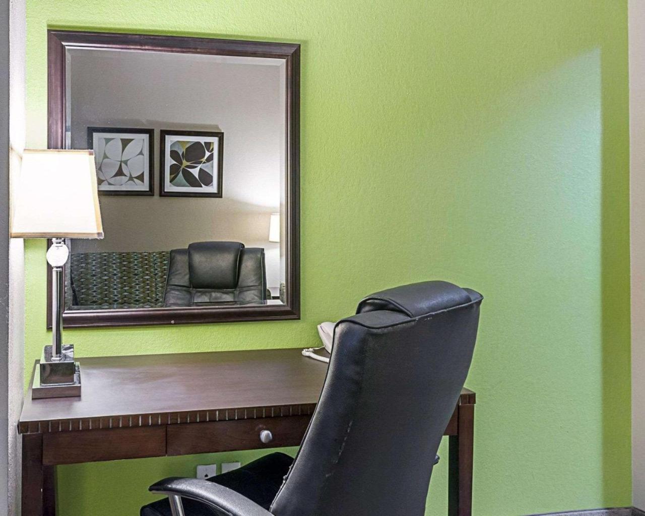 Quality Suites Sulphur Buitenkant foto